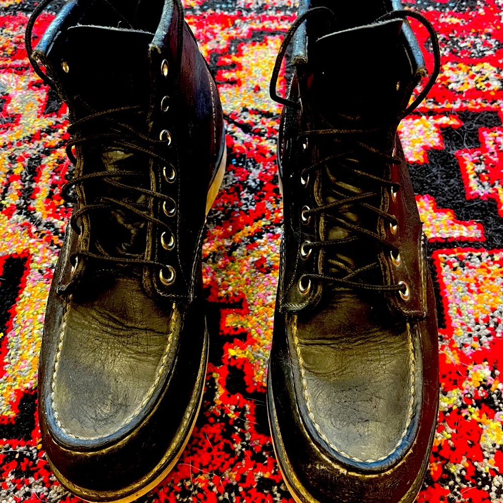 Red wing 6" classic moc 9075 black leather boots. Size 10.